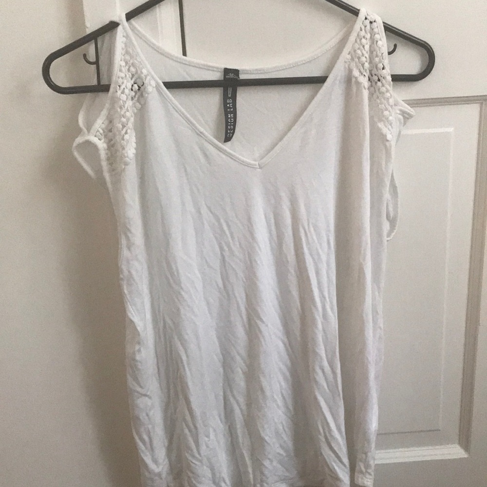 Super cute white tee